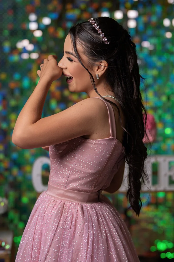 Quinceañera elegante in abito rosa